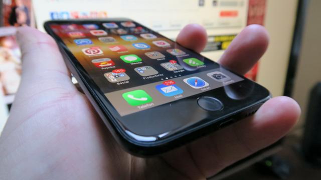 <b>iPhone 7 Plus: Hardware-ul trece la nivelul următor, Apple e în liga sa proprie</b>A nu se înţelege din titlul de mai sus ca iPhone 7 Plus ar fi vreun iShit! Doamne fereşte! Doar că Apple ar fi în stare să îţi vândă şi un feature phone cu 100 MB RAM şi tot ar merge brici... sau bici. Cert e că iPhone 7 Plus are ca de obicei un hardware