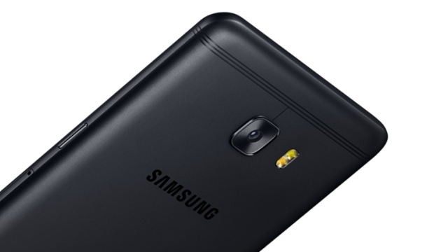 <b>Samsung Galaxy C9 Pro acum disponibil și pe negru; iată imagini cu noua variantă de culoare</b>Deși la debut phablet-ul Samsung Galaxy C9 Pro a fost lansat doar în două variante de culoare (roz, auriu), iată că de astăzi este introdusă o nouă nuanță și anume negru mat. Această versiune a fost listată pe site-ul companiei din China și avem totodată
