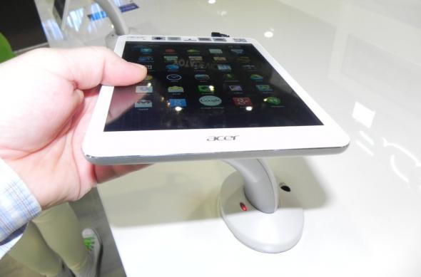 Acer Iconia A1-830 hands on preview: tabletă accesibilă cu carcasă din aluminiu și ecran de 7.9 inch (Retro MWC 2014 - Video): dscn5065jpg.jpg