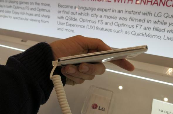 MWC 2013: LG Optimus F7 ni se prezintă la prima atingere (Video): lg_optimus_f7_12jpg.jpg