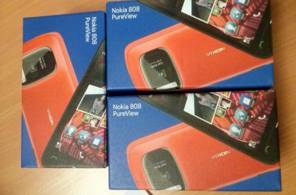 Nokia 808 PureView va intra la vânzare În zilele următoare - scos din cutie În Asia: nokia_808_pureview_1.jpg