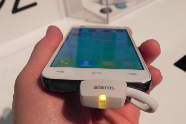 Alcatel One Touch Idol 2 Mini hands on preview: model dual SIM midrange cu interfață jucăușă (Retro MWC - 2014 Video)
