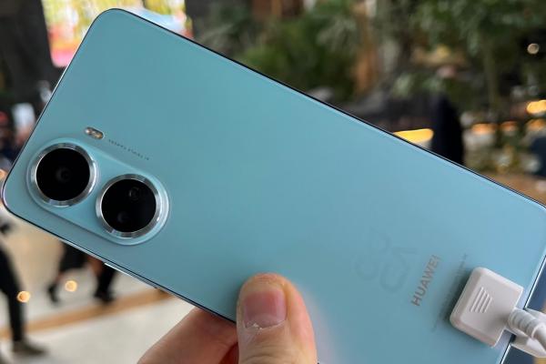 Am pus mâna pe un telefon nelansat! Huawei nova 10 SE aduce un design nou faţă de Nova 9 SE, ecran superior