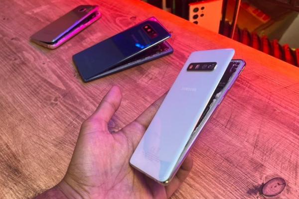Bateriile telefoanelor Samsung se umflă, pot exploda; Marii YouTuberi au avut probleme cu multe unităţi