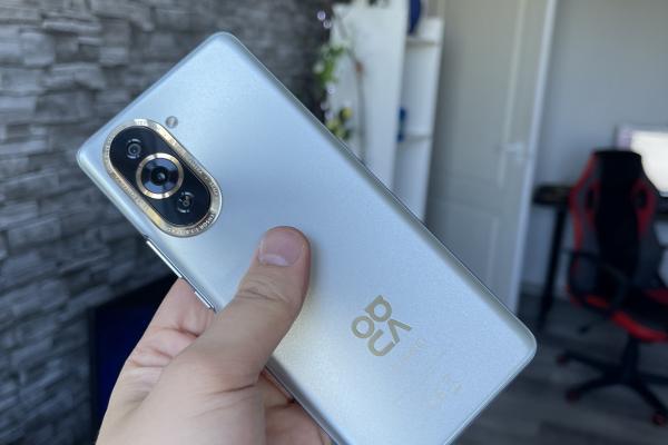 Huawei nova 10 Pro: Design de "Stăpânul Inelelor aurii", polarizant şi solid construit