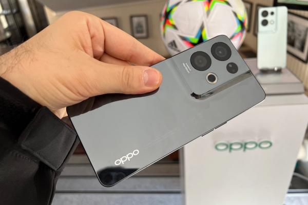 OPPO Reno8 Pro 5G unboxing: telefon cu luciu metalic, muchii drepte, pasiune pentru fotbal şi Bokeh