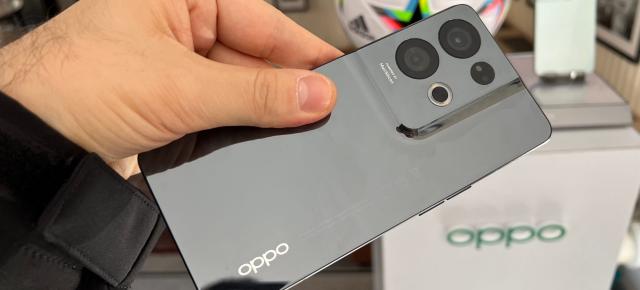 OPPO Reno8 Pro 5G unboxing: telefon cu luciu metalic, muchii drepte, pasiune pentru fotbal şi Bokeh