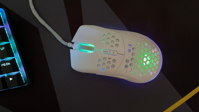 <b>Genesis Krypton 550 Review: Mouse de gaming ultra-ușor, cu design tip fagure și efect Prismo RGB</b>Genesis nu este doar brandul de lux al celor de la Hyundai, este și numele purtat de compania axată pe produse de gaming. Genesis are multe produse atractive în portofoliu, iar recent pe lângă mousepad-ul Carbon 700 Maxi Cordura am primit 