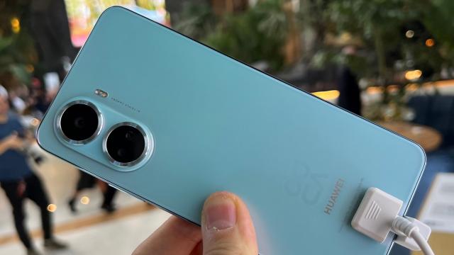 <b>Am pus mâna pe un telefon nelansat! Huawei nova 10 SE aduce un design nou faţă de Nova 9 SE, ecran superior</b>Am fost pe 26 septembrie la evenimentul Huawei de lansare în România a seriei nova 10 şi cumva ochii ne-au căzut pe... alte telefoane. Aşa se face că am realizat un hands on pentru Mate 50 Pro, dar şi pentru încă nelansatul Huawei Nova 10 SE