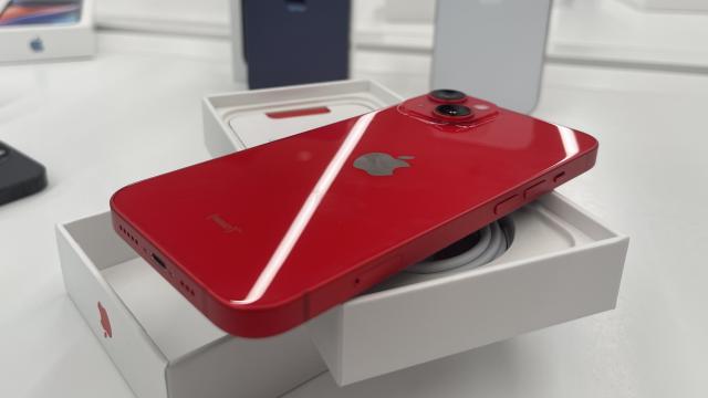 <b>Vânzările lui iPhone 14 și iPhone 14 Plus scad cu 71% față de predecesor în primele 11 zile de la debut; Foxconn ajustează producția</b>După ce ieri am aflat că o parte din producția lui iPhone 14 a fost mutată din China în India, iată că astăzi sosesc și detalii despre popularitatea celor 4 modele din serie. Ceea ce am realizat încă de la debut se adeverește acum și anume faptul 