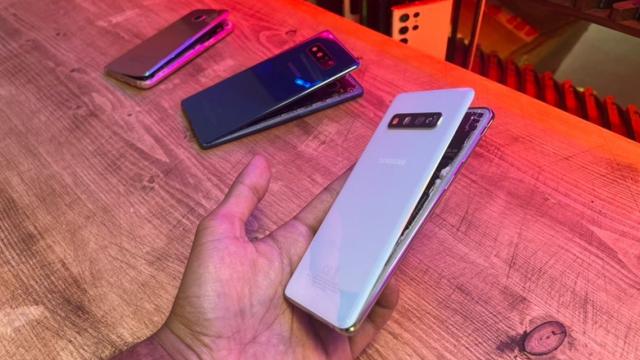 <b>Bateriile telefoanelor Samsung se umflă, pot exploda; Marii YouTuberi au avut probleme cu multe unităţi</b>E greu pentru că oricine să uite scandalul pe care l-a avut Samsung în 2016 cu bateria explozivă a lui Galaxy Note 7. Ai fi tentat să crezi că problema a revenit, dar acum în 2022 are de-a face mai degrabă cu telefoanele vechi pe care lumea le lasă prin