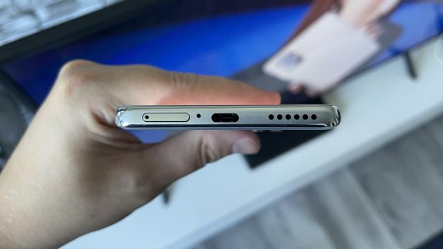 <b>Huawei nova 10 Pro: Acustică stereo onestă, am pus-o la treabă cu metale grele...</b>Huawei nova 10 Pro are difuzoare stereo, venind după un nova 9 Pro cu un difuzor singular, deci un upgrade. Nu are jack audio, iar speakerele de aici sunt cel de jos şi cel de convorbiri. Sunt câteva reglaje Histen, dar şi reglaje de haptica, nimic