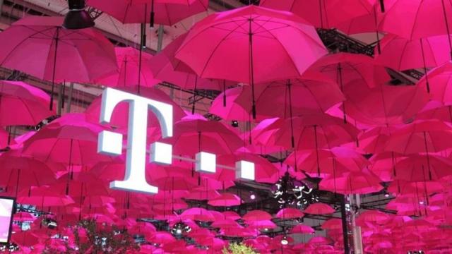 <b>Telekom crește tariful abonamentelor de telefonie pentru persoane juridice cu până la 4 euro începând din această lună</b>Inflația nu aduce doar creșteri de prețuri la alimente sau combustibil, ci și la servicii. Azi cei de la Telekom România și-a anunțat clienții că va mări prețurile abonamentelor de telefonie cu până la 4 euro (fără TVA) începând din această lună