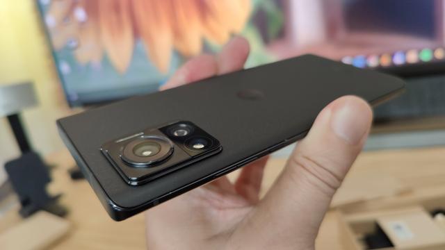 <b>Motorola Edge 30 Ultra: Hardware-ul trece la nivelul următor, extra megapixeli, CPU nou</b>Motorola Edge 30 Pro a părut un flagship la vremea sa, doar că în ziua de azi nu e de ajuns doar un Pro, avem nevoie de un Ultra. Avem parte de upgrade-uri de hardware pe toată linia, de la trecerea de la Qualcomm Snapdragon 8 Gen 1 la Qualcomm Snapdragon