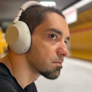 Am testat căştile Sony WH-1000XM6, care fac linişte totală în zgomotul din capul tău, au sunet cald, spaţialitate din belșug