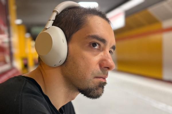 Am testat căştile Sony WH-1000XM6, care fac linişte totală în zgomotul din capul tău, au sunet cald, spaţialitate din belșug