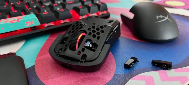HyperX Pulsefire Saga Pro Wireless Review: Mouse-ul super ușor, pentru gamer-ul competitiv în FPS-uri, care vrea și modularitate, accesorii printate 3D