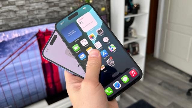 <b>iPhone 17 chiar va avea display mai mare; Protecții de ecran Spigen confirmă diagonala de 6.3 inch</b>Am auzit de câteva ori faptul că Apple plănuiește schimbări inclusiv pentru varianta de bază iPhone 17, iar pe lista de noutăți intră și ecranul mai mare, care urcă de la 6.1 inch la 6.3 inch. Astăzi vedem o listare de pe Amazon India pentru 
