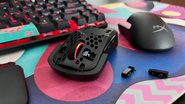 <b>HyperX Pulsefire Saga Pro Wireless Review: Mouse-ul super ușor, pentru gamer-ul competitiv în FPS-uri, care vrea și modularitate, accesorii printate 3D</b>Vara ne mai și jucăm, iar dacă ești PC Gamer atunci ai nevoie și de accesoriile potrivite care să te conecteze la lumea virtuală. Eu am găsit un astfel de accesoriu ideal pentru interacțiunea cu personajele favorite, mai precis mouse-ul 