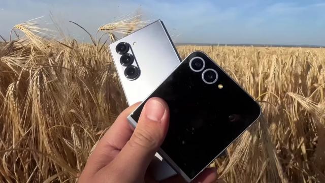 <b>Top 3 motive pentru care ai putea să alegi un pliabil în 2025; După un an de utilizare a lui Samsung Galaxy Z Fold6 și Z Flip6</b>Dacă te-ai gândit vreodată să treci pe un pliabil, dar n-ai fost sigur că merită, 2025 s-ar putea să fie anul în care chiar are sens să faci schimbarea. Iar dacă te uiți la ce pot face Samsung Galaxy Z Fold6 și Z Flip6 după un an de utilizare reală