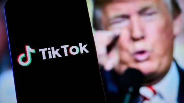 <b>Trump vrea să „salveze” TikTok; Spune că miliardarii americani sunt gata să-l cumpere</b>Donald Trump susține că are pe cineva „foarte bogat” pregătit să cumpere TikTok. Da, povestea continuă, interzicerea aplicației chineze în SUA fiind aproape. Declarația a fost făcută într-un interviu la Fox News, unde Trump a spus că identitatea acestor