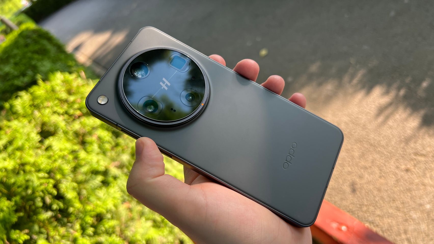 OPPO Find X8 Ultra: Cameră cu senzor mare (tip 1-inch), care îmbină hardware puternic cu AI-ul, zoom mai precis și eficient
