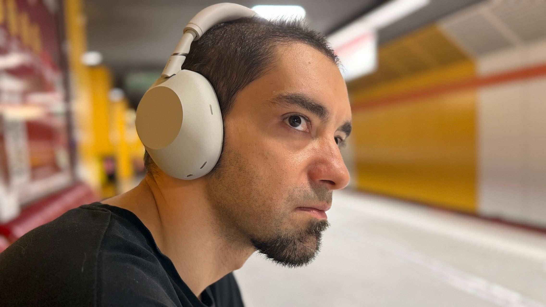 Am testat căştile Sony WH-1000XM6, care fac linişte totală în zgomotul din capul tău, au sunet cald, spaţialitate din belșug