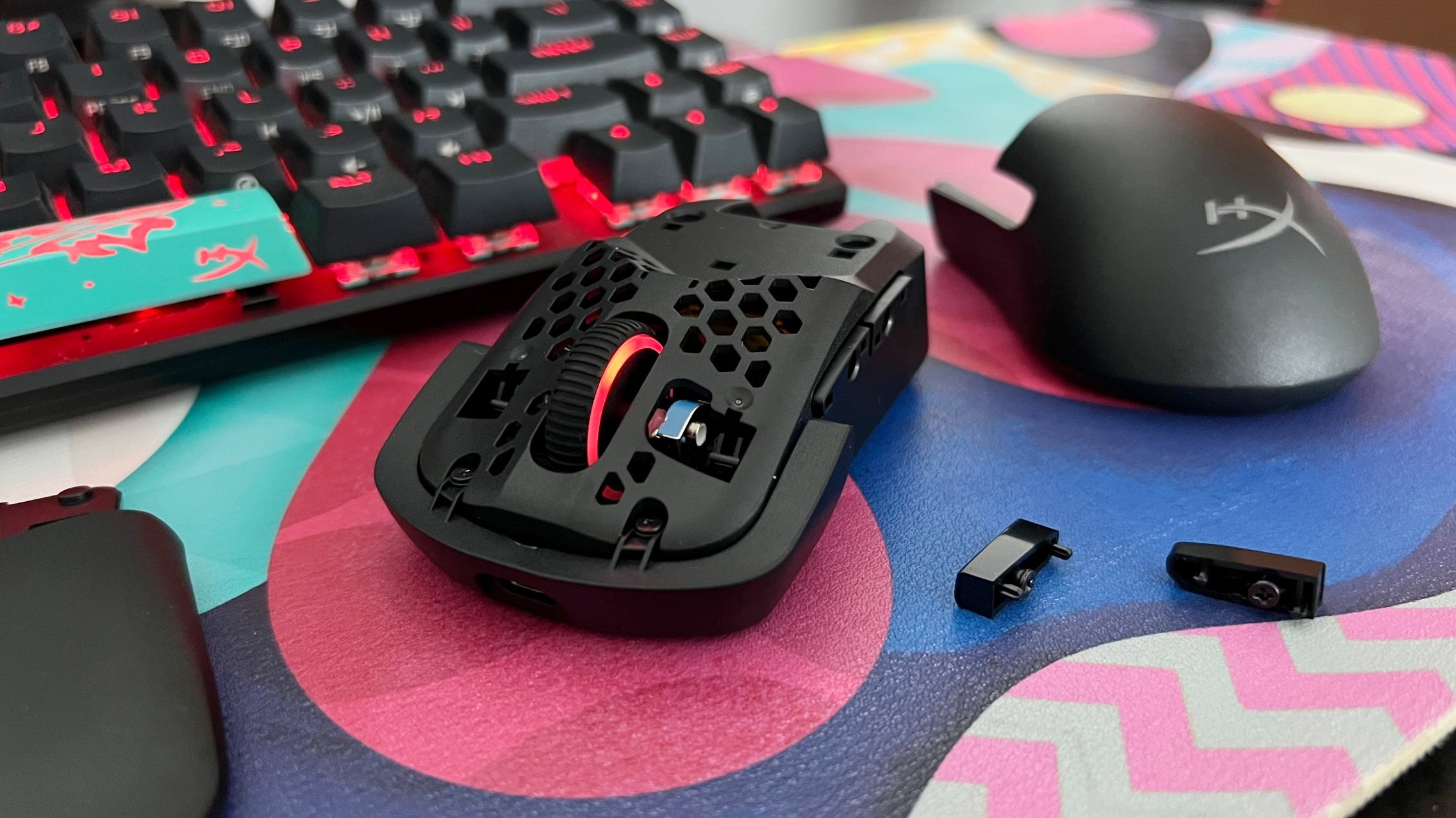 HyperX Pulsefire Saga Pro Wireless Review: Mouse-ul super ușor, pentru gamer-ul competitiv în FPS-uri, care vrea și modularitate, accesorii printate 3D