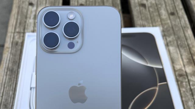 <b>iPhone 17 Pro și Pro Max vor păstra exclusivitatea pentru camera telefoto periscop; modelele non-Pro rămân fără upgrade major</b>Apple continuă să diferențieze modelele Pro de cele standard în gama sa de iPhone, iar anul viitor nu va face excepție. Conform unui raport din publicația sud-coreeană The Elec, modelele iPhone 17 și iPhone 17 Air (sau Slim, denumirea finală fiind încă