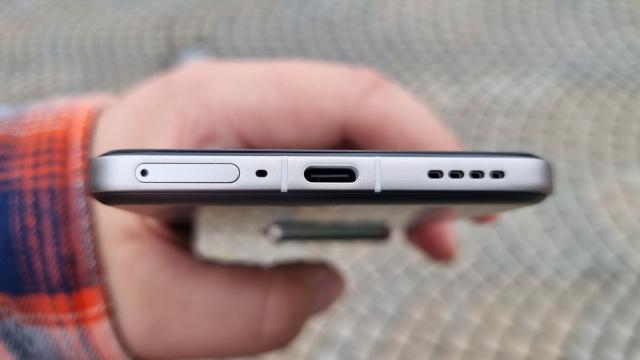 <b>realme GT 7 Pro: Campion secundar cu o baterie de 6500 mAh și încărcare rapidă la 120W</b>realme GT 7 Pro nu e primul telefon din portofoliul companiei cu încărcare la 120W pe fir, însă ca premieră avem o baterie de 6500 mAh. E vorba despre o unitate dual-cell Siliciu-Carbon, care încape într-o talie de doar 8.6 mm. Sunt impresionat