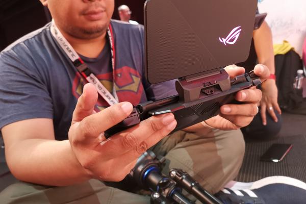 ASUS ROG Phone II și TwinView Dock II (galerie foto)
