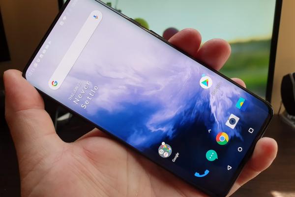 OnePlus 7 Pro: Display excelent, poate cel mai imersiv din 2019