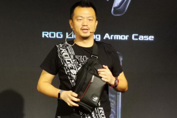 Ce este un Fashion Bag de la ASUS ROG Phone II? Înlocuitorul de troller conţine 5 accesorii ale telefonului (Video)