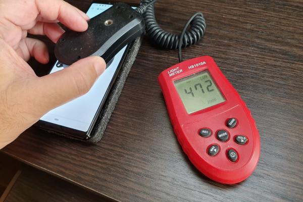 Luminozitate display Sony Xperia 1 și ecran văzut la microscop