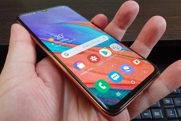 Samsung Galaxy A40: Display Super AMOLED care livrează în zona midrange