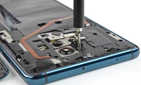 <b>Nota 4 pentru Huawei Mate 20X 5G pentru uşurinţa de reparare; Iată verdictul iFixit!</b>iFixit a disecat multe telefoane în ultimii ani şi chiar a fost în centrul unei controverse cu disecţia lui Galaxy Fold. Acum îi vedem analizând interiorul unui telefon 5G, Huawei Mate 20X 5G şi aflăm cum stă acesta cu uşurinţa de reparare.