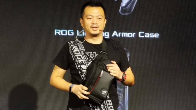 <b>Ce este un Fashion Bag de la ASUS ROG Phone II? Înlocuitorul de troller conţine 5 accesorii ale telefonului (Video)</b>Unul dintre momentele interesante de la prezentarea lui ASUS ROG Phone II a fost cel în care Brian Tang, Senior Product Director ROG Phone a adus pe scenă un fel de mega borsetă. Este o geantă, un "swag bag" cum primeşti 