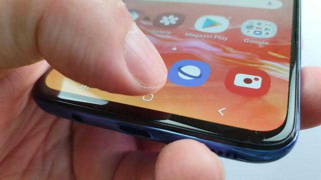 <b>Samsung Galaxy A70 Review în Română</b>Suntem în plin sezon de propagare a telefoanelor Samsung Galaxy A 2019 pe plan local. Am scos din cutie deja Galaxy A20e, A40, A50, A70 şi A80, iar câteva dintre ele au primit deja review. Galaxy A50 este modelul central al seriei până acum..