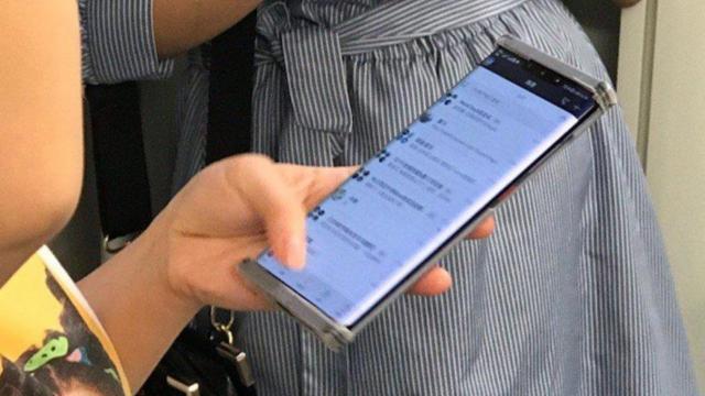 <b>Huawei Mate 30 are încă o scăpare hands-on, furând din hype-ul lui Samsung Galaxy Note 10</b>Huawei Mate a avut o mega scăpare în această săptămână, una care a dezvăluit un design de cameră circular până la urmă. Acum vine şi o fotografie hands-on cu telefonul, fix în ziua când s-a lansat Galaxy Note 10, parcă dorind să îi fure din hype.