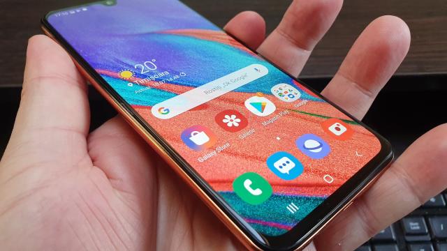 <b>Samsung Galaxy A40: Display Super AMOLED care livrează în zona midrange</b>Samsung Galaxy A40 este unul dintre cele mai accesibile telefoane cu ecran Super AMOLED din 2019, mai ales acum că a coborât sub 1000 de lei. Vine cu ecran de 5.9 inch, deci mai compact decât modelele A50, A70 şi A80. Are aspect 19.5:9 şi rezoluţie de..