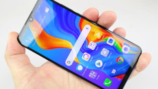 <b>Huawei P30 Lite: Conectivitate la zi cu cerințele noi şi vechi</b>Huawei P30 Lite se leapădă de metehne vechi, că portul microUSB, trecând la USB Type-C. Are două slot-uri SIM şi suport 4G LTE, dar şi suport 4G+, lucru reflectat şi de vitezele mari prinse. Apropo, al doilea slot nano SIM este hibrid şi poate găzdui un