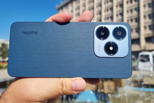 Am testat realme C63: Smartphone accesibil ce aduce spate îmbrăcat în piele ecologică, încărcare la 45W, rezistență la șocuri