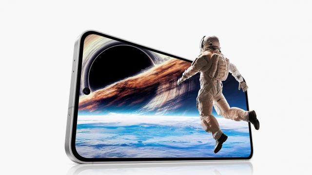 <b>Preț și disponibilitate Samsung Galaxy S24 FE în România</b>Samsung a decis că este un moment oportun să lanseze smartphone-ul Galaxy S24 FE fix în ziua în care Xiaomi a adus pe piață 5 noi smartphone-uri, fără a se teme de competiție. Astfel avem noul Fan Edition disponibil chiar de astăzi local