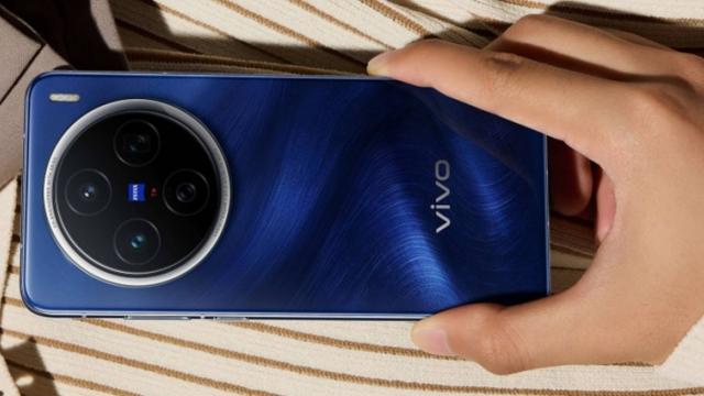 <b>vivo X200 prezentat în imagini oficiale; nuanțe captivante și un modul foto circular în spate</b>Vivo X200 este printre ultimele flagship-uri pe care le așteptăm în toamna anului 2024, un terminal care a bifat multe leak-uri de-a lungul verii și care acum începe să primească teasere oficiale. După ce anterior managerul de produs Han Boxiao 