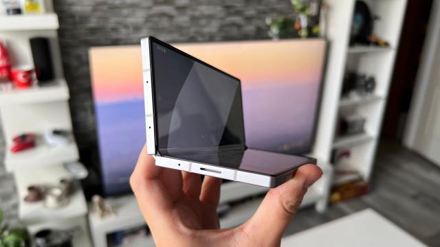 <b>Samsung Galaxy Fold6 Special Edition primește o dată de lansare; Noul pliabil va debuta pe final de lună octombrie</b>La scurt timp de la anunțul lui Samsung Galaxy Z Fold6 au început să apară informații legate de o variantă a sa mai subțire, cunoscută în acel moment drept Fold6 Slim. Am tot așteptat debutul și iată că acum avem o dată bătută în cuie