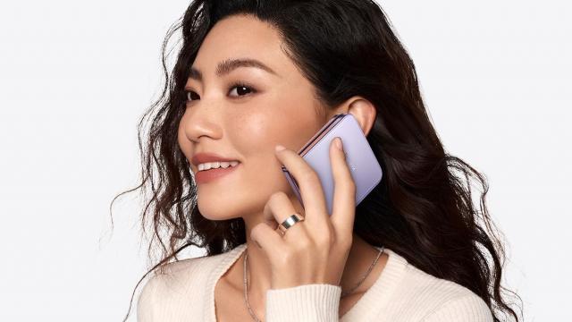 <b>Cum obții 1000 de lei extra reducere pe eMAG la comanda pliabilului Xiaomi Mix Flip? </b>În cazul în care nu știai, cei de la Xiaomi și-au adus și primul pliabil flip în România, modelul pe care îl cunoaștem sub numele de Xiaomi Mix Flip încă de la debutul din China. Sunt și oferte speciale, astfel că dacă îl vei cumpăra de la eMAG 