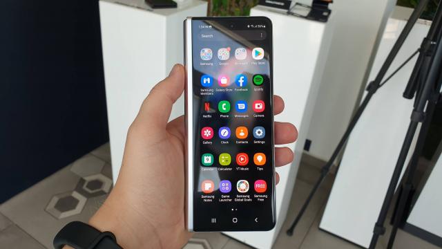 <b>One UI 6.1.1 ajunge pe telefoane din 2021; Galaxy Z Fold3 şi Z Flip3 primesc actualizarea fără noutăţi AI</b>Samsung s-a mişcat excepţional pe parcursul lunii septembrie, aducând actualizarea la One UI 6.1.1 pe multiple generaţii de telefoane. Acum e rândul unor modele din 2021 să o primească şi mă refer aici la Galaxy Z Fold3 şi Galaxy Z Flip3