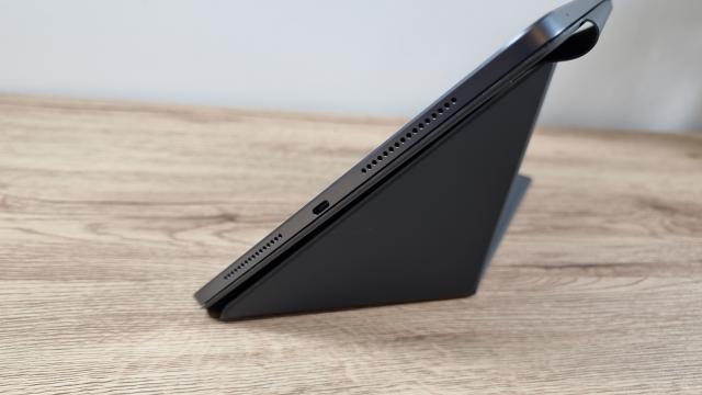 <b>Xiaomi Pad 6S Pro 12.4: Acustică stereo cu 6 speakere bătăioase</b>Xiaomi Pad 6S Pro 12.4 nu se joacă atunci când vine vorba despre acustică şi pune la dispoziţie 6 difuzoare. Are suport Dolby Atmos şi sunet imersiv, cu un soi de surround în jurul tabletei. Apropo, chiar dacă tableta are 4 grile pentru difuzoare