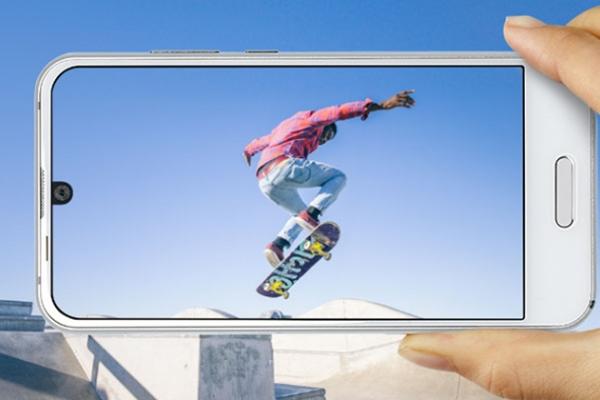 Sharp Aquos R Compact este anunţat oficial, dă senzaţia de "Essential Phone cu bărbie"