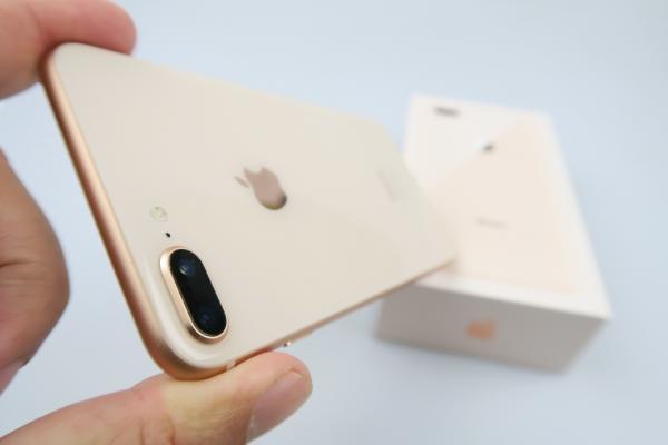 iPhone 8 Plus Unboxing: mamut cu sticlă pe spate şi încărcare wireless scos din cutie la Mobilissimo.ro (Video)
